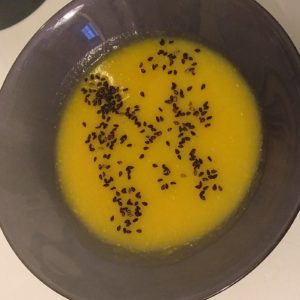 Potage de lentilles corail et courgette jaune, graine de sésame noir